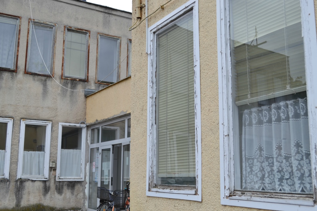 régi ablakok az épület északi homlokzatán