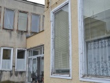 régi nyílászárók és homlokzat